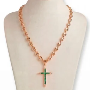 Cadena Gucci con dije de cruz verde en oro laminado de Luxor sm Joyería santa marta