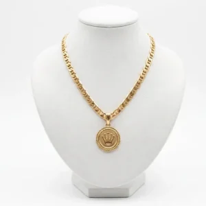 Cadena Escalera plana con dije Rolex en oro laminado, una joya elegante y moderna con acabado dorado de estilo premium.