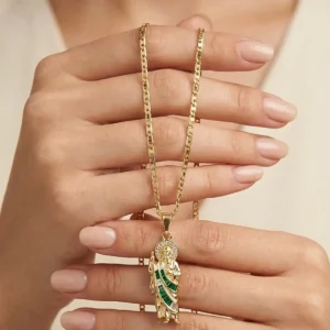 Detalle de cadena Escalera plana con dije Jesús en oro laminado mostrando el tejido de los eslabones en Luxor SM Joyería Santa Marta.