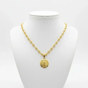 Cadena en oro plata tejido Gucci con dije San Benito exhibida en busto blanco en Luxor SM Joyería Santa Marta.