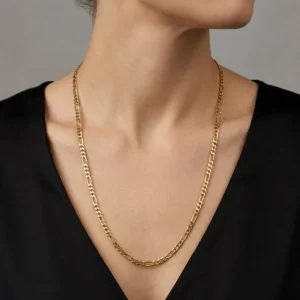 Cadena 3x1 de 60 cm en tono oro puesta en el cuello de una mujer elegante, con presentación de joyería premium.