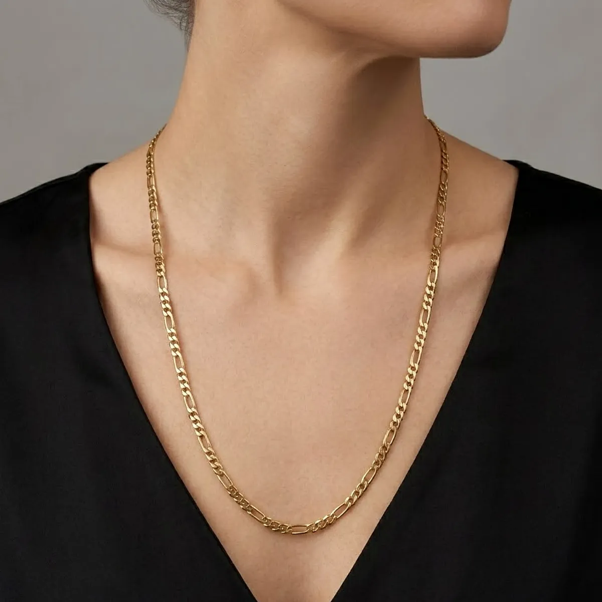 Cadena 3x1 de 60 cm en tono oro puesta en el cuello de una mujer elegante, con presentación de joyería premium.