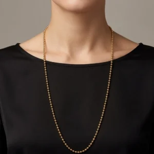 Cadena militar en tono oro puesta en el cuello de una mujer elegante, joya de Luxor SM Joyería en Santa Marta.