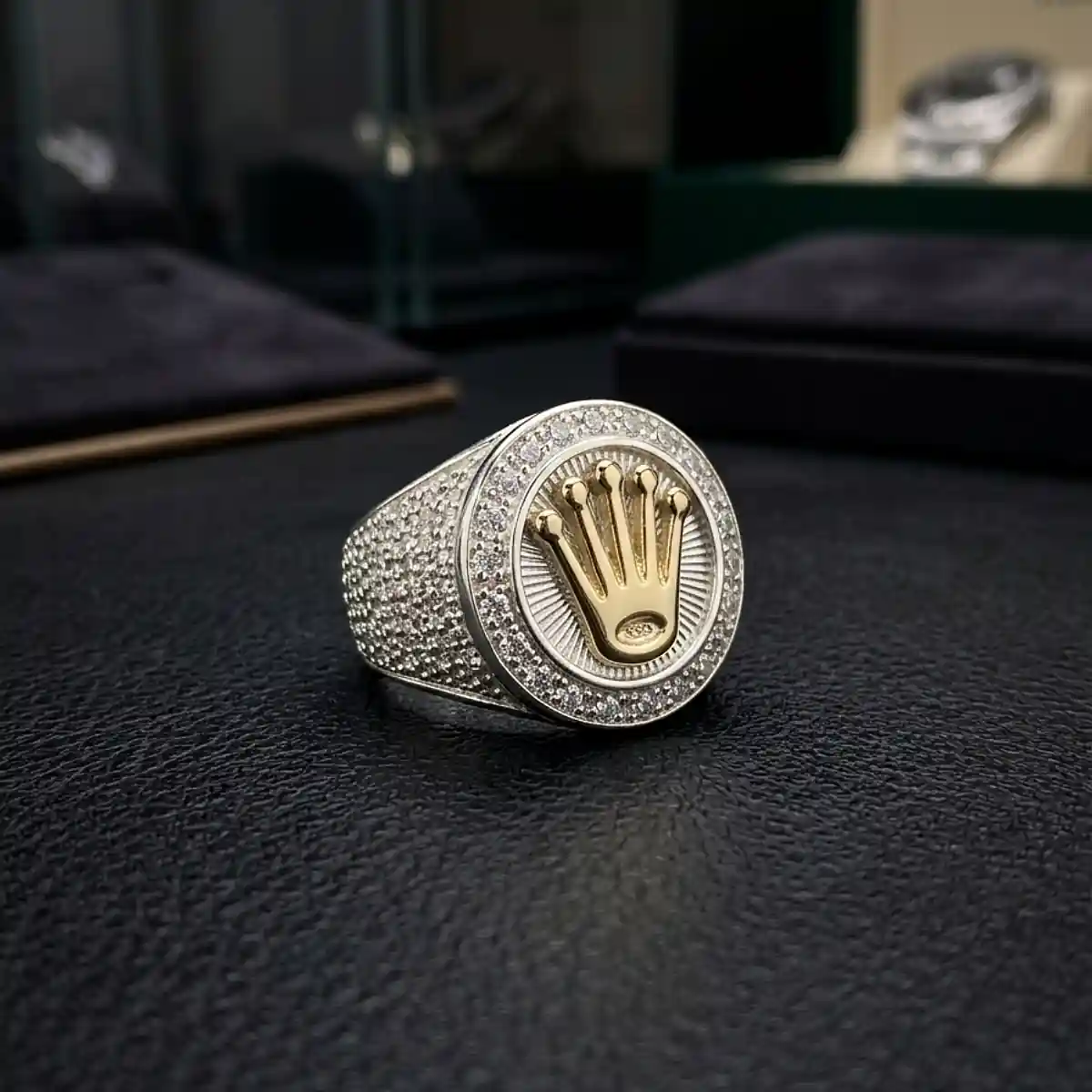 El anillo masculino bicolor con corona dorada y circones de Luxor SM Joyería en Santa Marta destaca por su diseño robusto, su acabado de alta apariencia premium y su composición elegante en tonos metálicos que proyecta fuerza, estatus y sofisticación. Su centro con corona dorada y brillo tipo pavé lo convierte en una excelente opción para quienes buscan anillos para hombre en Santa Marta, joyería masculina de lujo y accesorios con carácter para ocasiones especiales o looks ejecutivos. Esta pieza de Luxor SM Joyería es ideal para comprar joyas masculinas elegantes en Santa Marta con estilo moderno, exclusivo y de alto impacto.