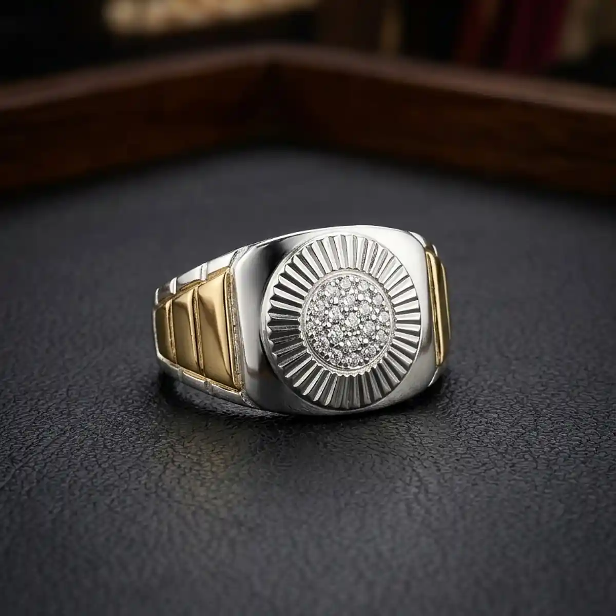 Anillo masculino bicolor con circones y diseño geométrico sobre fondo oscuro, disponible en Luxor SM Joyería Santa Marta.