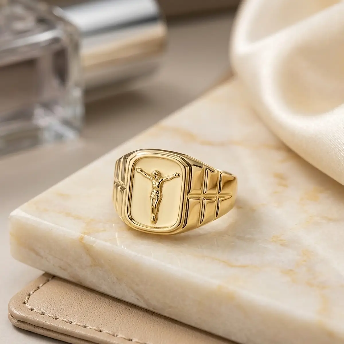 Anillo de Jesucristo dorado para mujer sobre mano femenina elegante, joya religiosa de Luxor SM Joyería en Santa Marta.